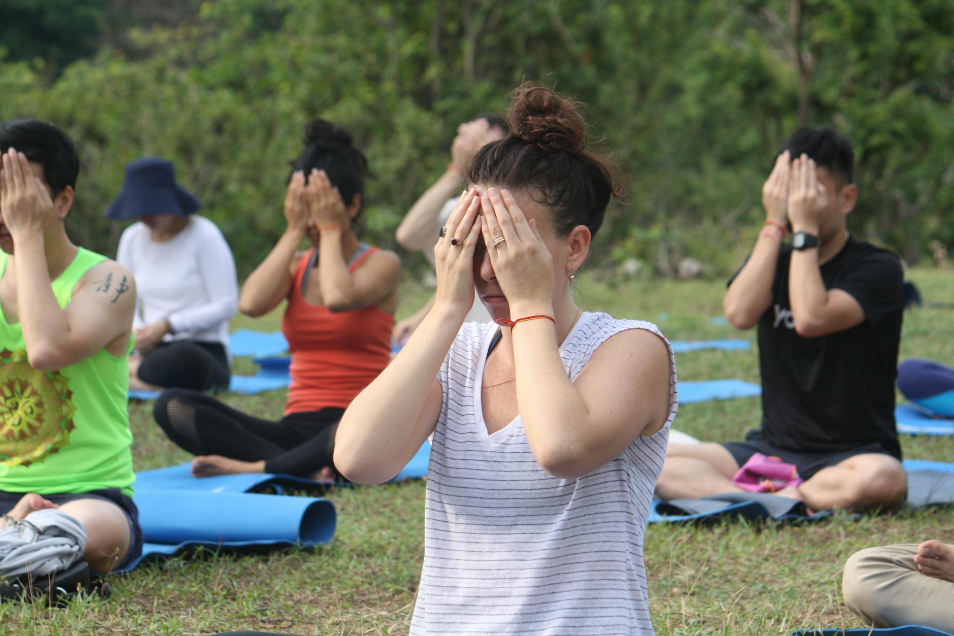 Grupo meditando na natureza