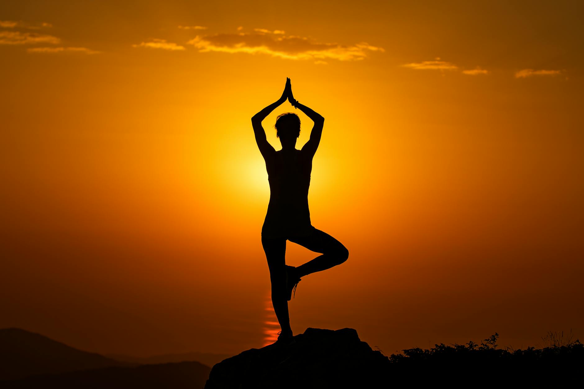 Silhueta de yoga ao pôr do sol